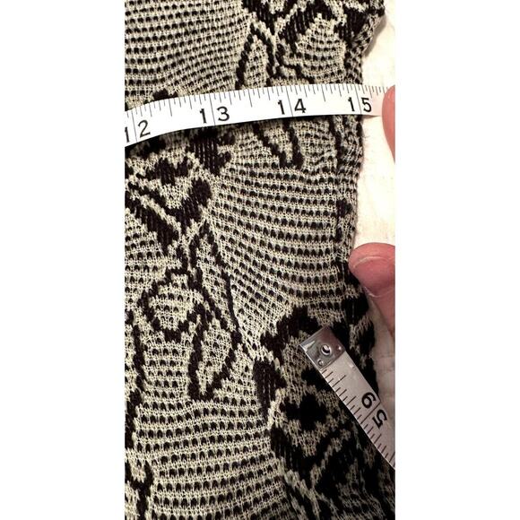 BKE Buckle Size M Fitted Black Gray Printed Pullover shear Top Shirt Long Sleeve - Picture 5 of 5